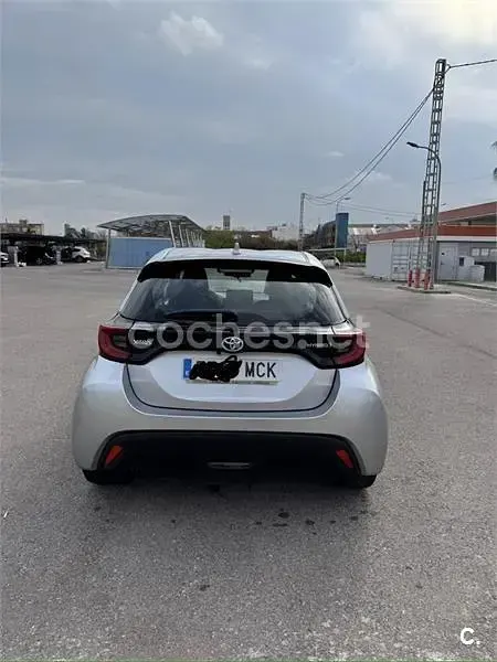 Usado Toyota Yaris Hybrid Active 116 CV (85 kW) 2022 Gris / plata Berlina