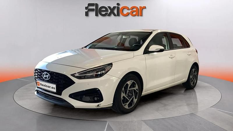 Usado Hyundai i30 120 CV (88 kW) 2024 Blanco Berlina
