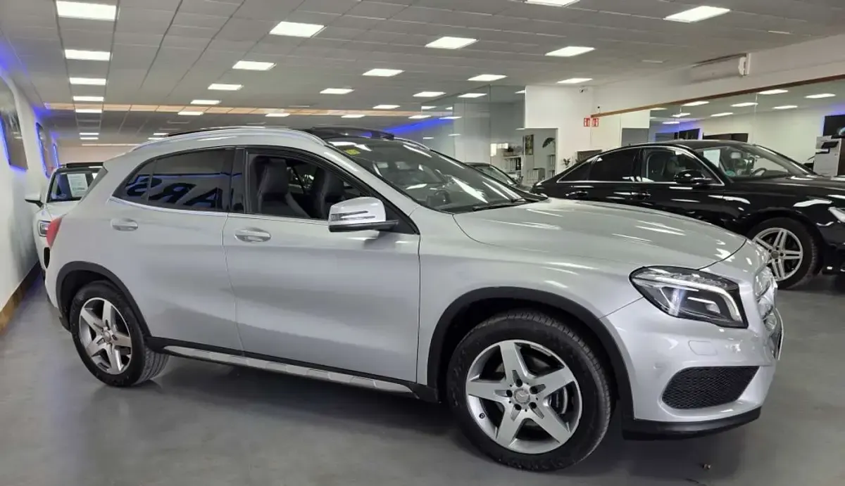 Usado Mercedes GLA220 AMG line 177 CV (130 kW) 2016 Plateado SUV
