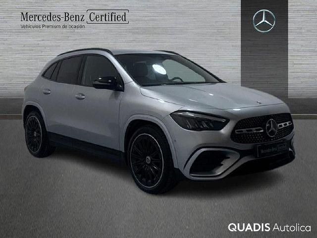 Usado Mercedes GLA200 AMG line 150 CV (110 kW) 2025 Plata hightech SUV