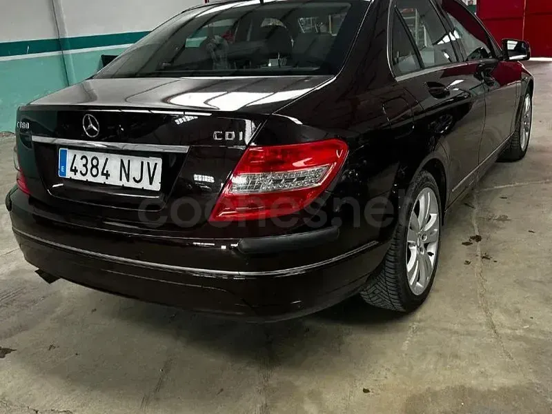 Usado Mercedes C180 Avantgarde 120 CV (88 kW) 2012 Granate Berlina