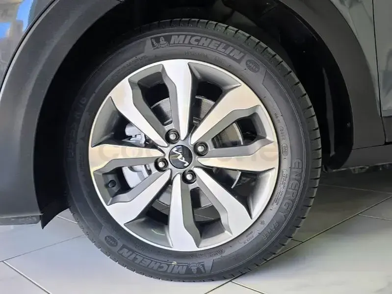 Usado Kia Stonic 101 CV (74 kW) 2022 Gris / plata SUV