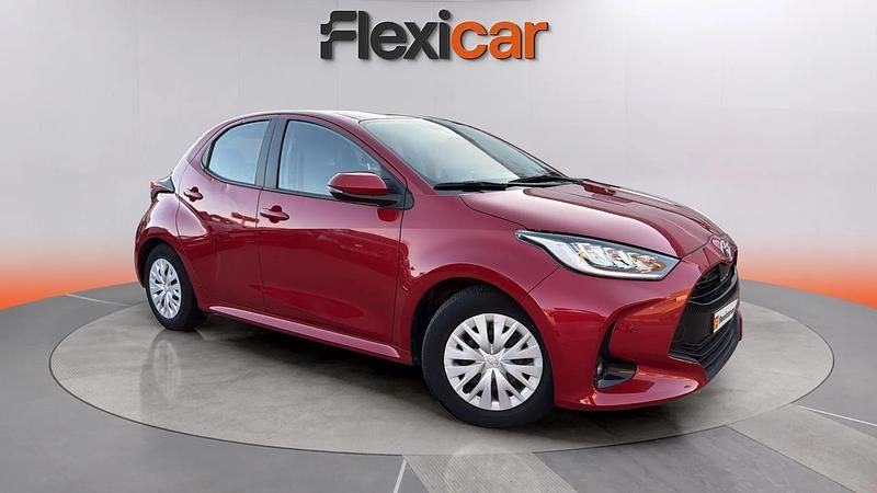 Usado Toyota Yaris Hybrid Active 116 CV (85 kW) 2023 Rojo Berlina