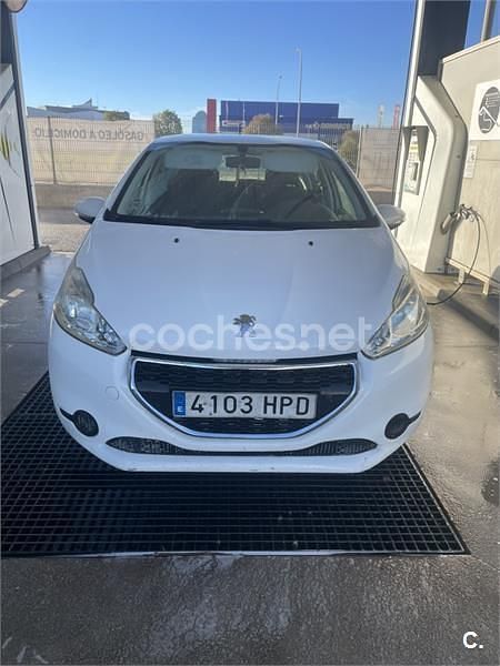Blanco Usado 2013 Peugeot 208 Access Utilitario | 5900 € (Buen precio) - Imagen 1/4
