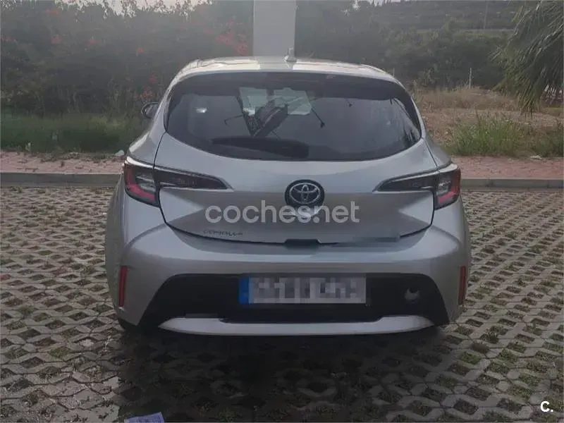 Usado Toyota Corolla Active 122 CV (89 kW) 2019 Gris / plata Berlina