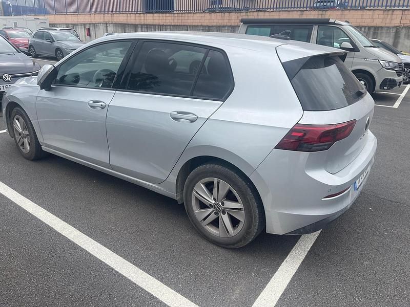Usado VW Golf VIII Life 110 CV (80 kW) 2022 Plata metalizado Utilitario
