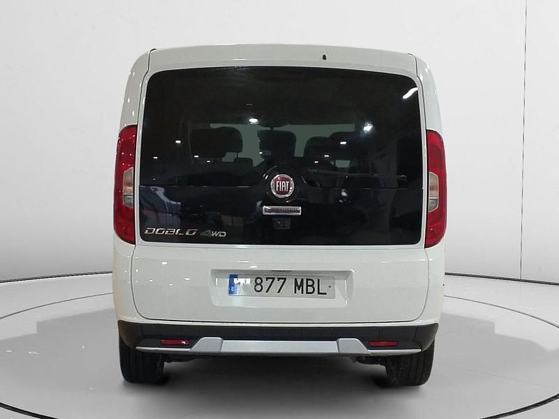 Usado Fiat Doblò Trekking 120 CV (88 kW) 2022 Blanco Monovolumen