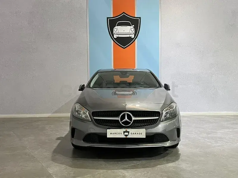 Usado Mercedes A180 109 CV (80 kW) 2018 Gris / plata Berlina
