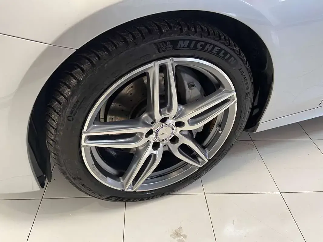 Usado Mercedes E220 194 CV (142 kW) 2017 Plateado Berlina