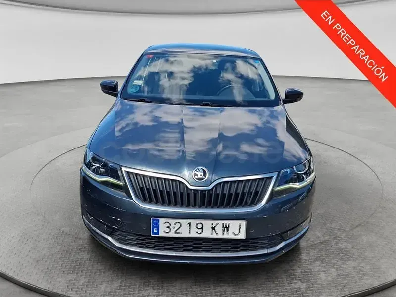 Usado Skoda Rapid Style 116 CV (85 kW) 2019 Gris / plata Utilitario