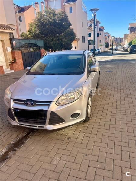 Usado Ford Focus Trend 95 CV (69 kW) 2014 Gris / plata Berlina