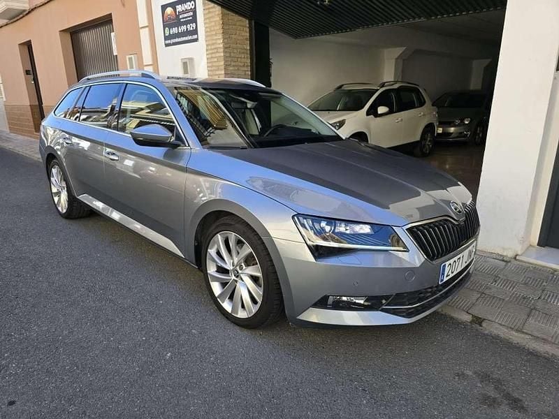 Usado Skoda Superb Style 190 CV (139 kW) 2016 Gris / plata Familiar