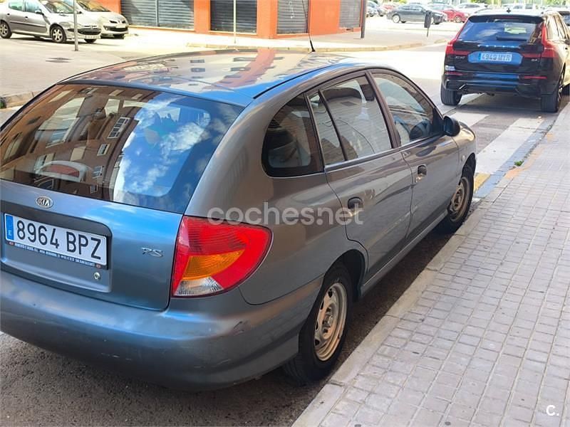 Usado Kia Rio 75 CV (55 kW) 2001 Gris / plata Berlina
