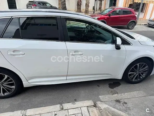 Usado Toyota Avensis Advance 143 CV (105 kW) 2015 Blanco Familiar