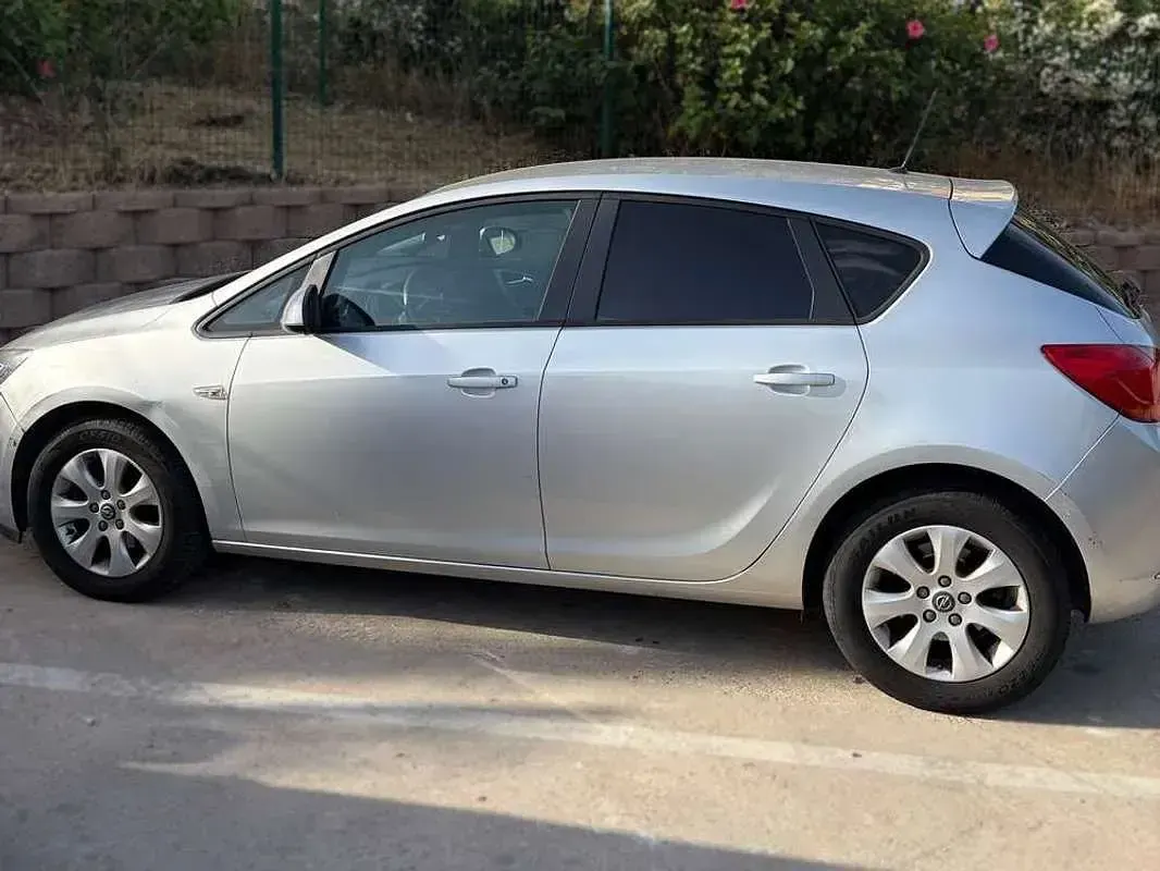 Usado Opel Astra Selective 110 CV (80 kW) 2014 Gris Utilitario