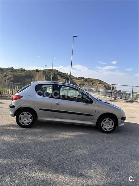Usado Peugeot 206 75 CV (55 kW) 2002 Gris / plata Berlina