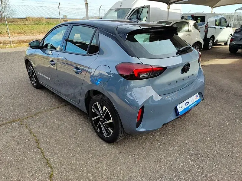 Usado Opel Corsa 100 CV (73 kW) 2025 Gris / plata Utilitario