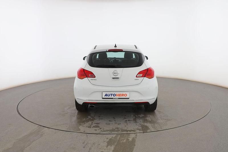 Usado Opel Astra Selective 165 CV (121 kW) 2015 Blanco Berlina