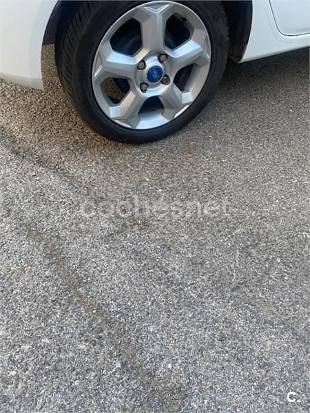 Usado Ford Fiesta Trend 82 CV (60 kW) 2011 Blanco Berlina