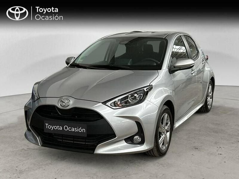 Gris / plata Nuevo 2025 Toyota Yaris Hybrid Active Berlina | 22.450 € (Precio justo) - Imagen 1/4