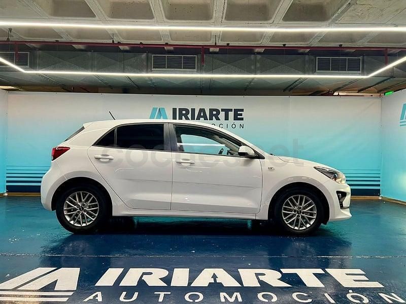 Usado Kia Rio 84 CV (61 kW) 2022 Blanco Berlina