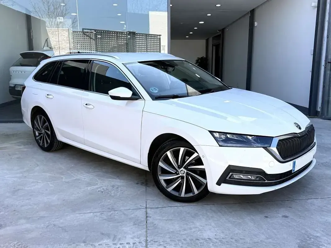 Usado Skoda Octavia Style 150 CV (110 kW) 2022 Blanco Familiar