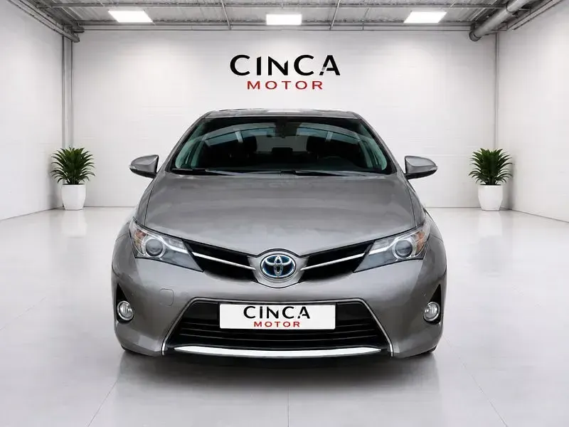 Usado Toyota Auris Hybrid Advance 136 CV (100 kW) 2015 Gris / plata Berlina