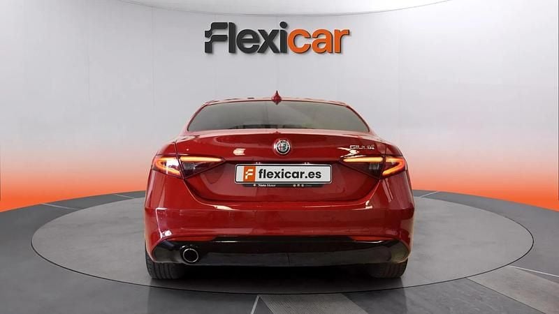 Usado Alfa Romeo Giulia 136 CV (100 kW) 2017 Rojo Berlina