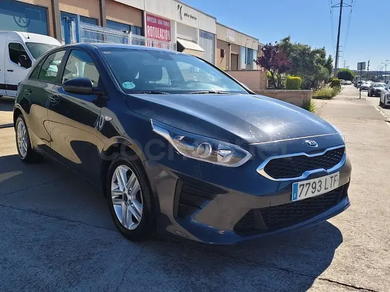Usado Kia Ceed 100 CV (73 kW) 2021 Gris / plata Utilitario