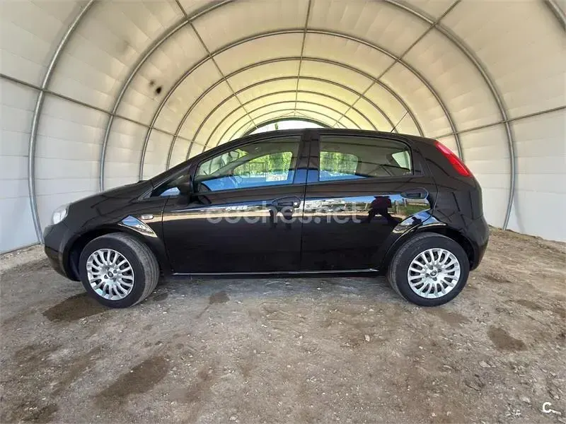 Usado Fiat Punto 69 CV (50 kW) 2018 Negro Utilitario