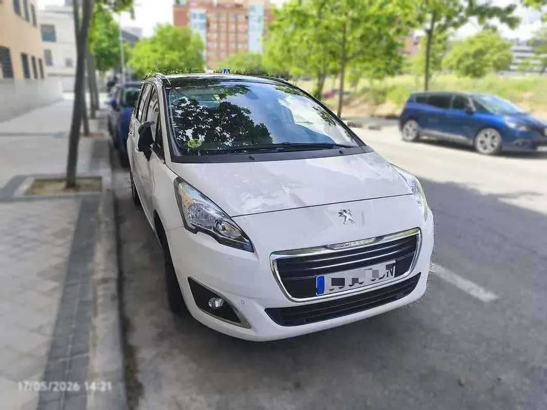 Usado Peugeot 5008 Allure 120 CV (88 kW) 2015 Blanco Monovolumen