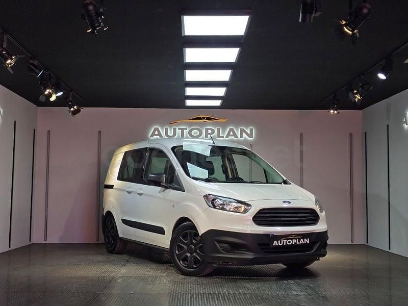Usado Ford Tourneo Courier Ambiente 75 CV (55 kW) 2015 Blanco Monovolumen