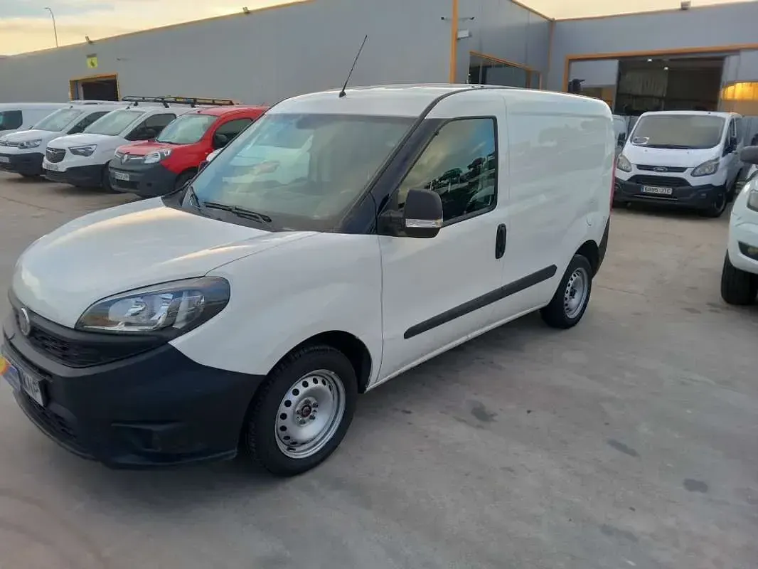 Usado Fiat Doblò 95 CV (69 kW) 2018 Blanco Monovolumen