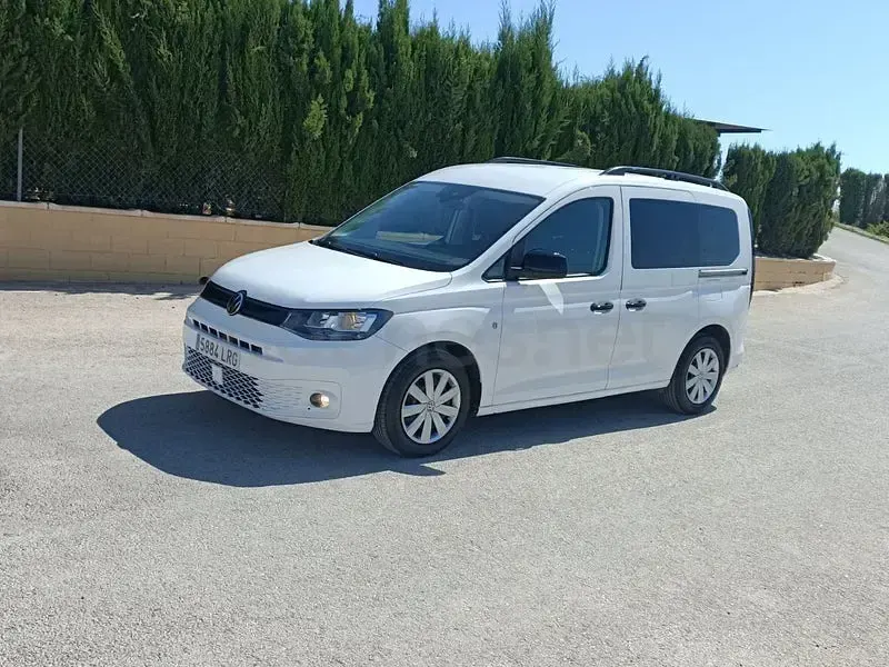 Usado VW Caddy Beach 102 CV (75 kW) 2021 Blanco Monovolumen