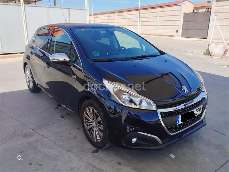 Usado Peugeot 208 Allure 82 CV (60 kW) 2016 Negro Utilitario