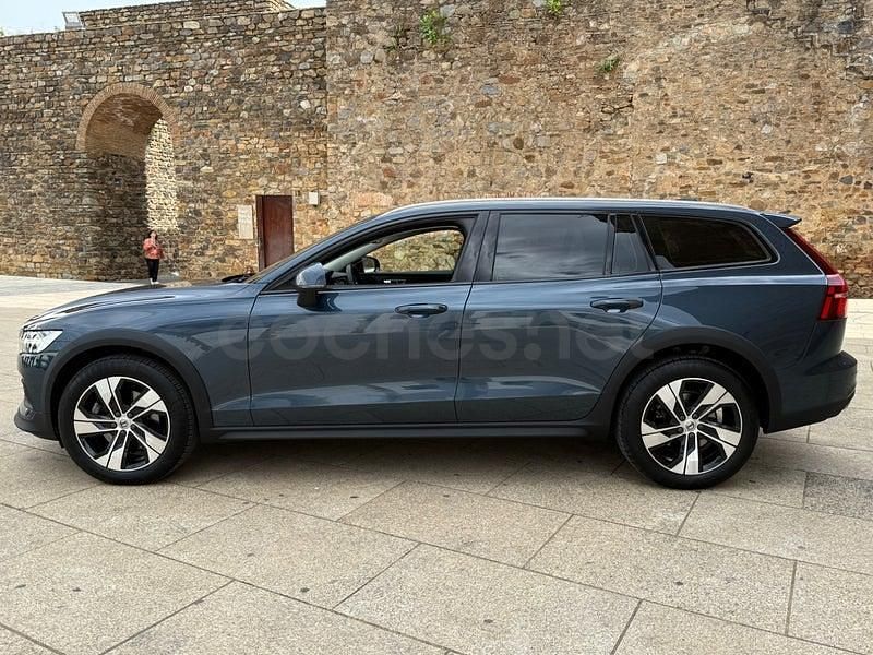 Begagnad Volvo V60 CC Plus 197 HK (144 kW) 2023 Blå Kombi