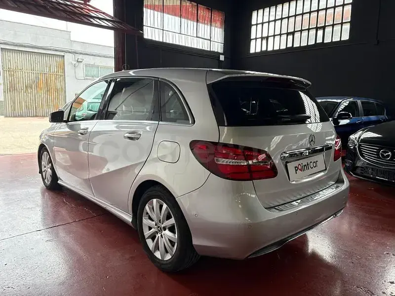Usado Mercedes B180 109 CV (80 kW) 2018 Gris / plata Utilitario