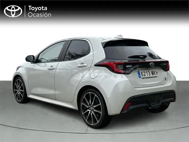 Käytetty Toyota Yaris Hybrid Sport 116 HP (85 kW) 2023 Harmaa Sedan
