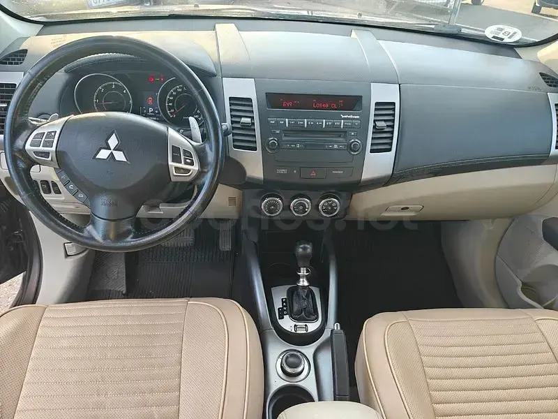 Usado Mitsubishi Outlander 150 CV (110 kW) 2012 Beige SUV