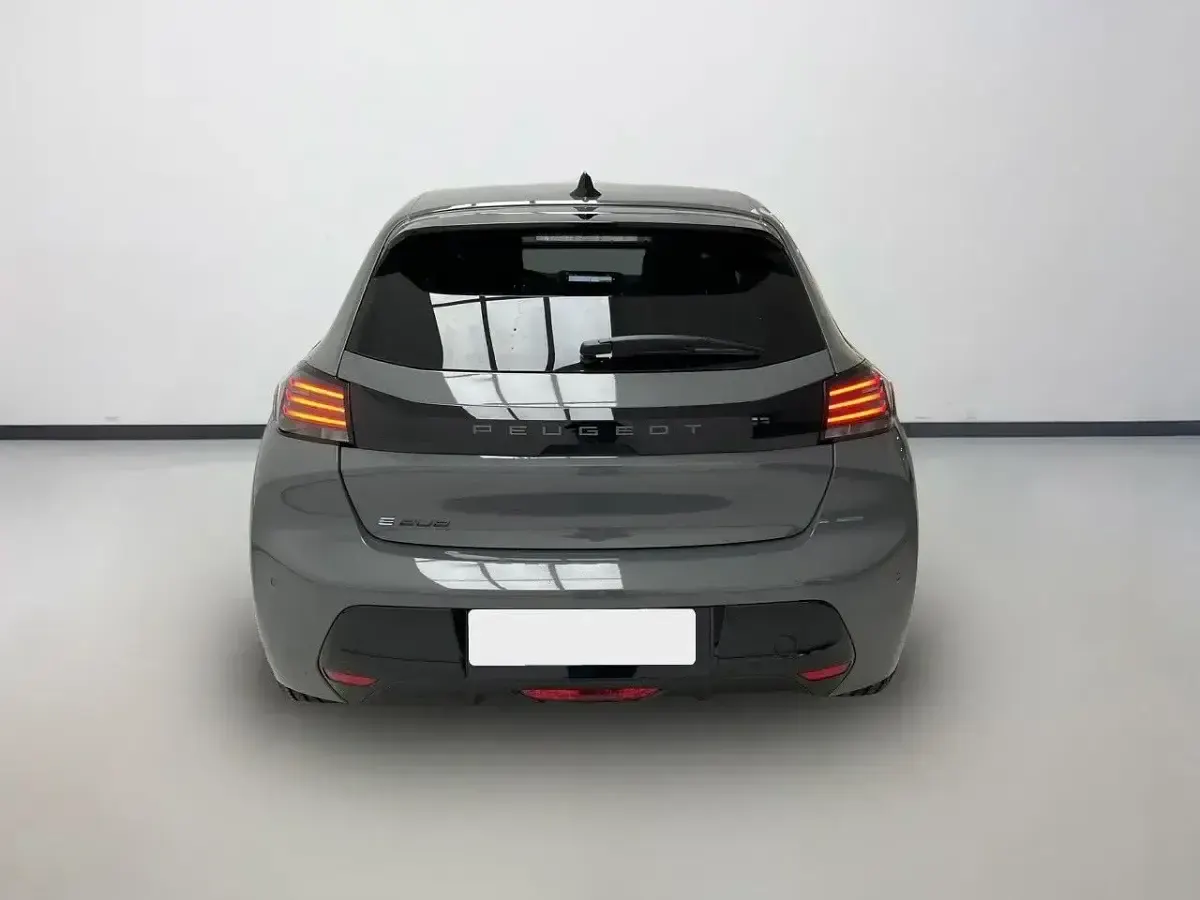 Nuevo Peugeot e-208 Allure 114 kW (156 CV) 2025 Gris Utilitario