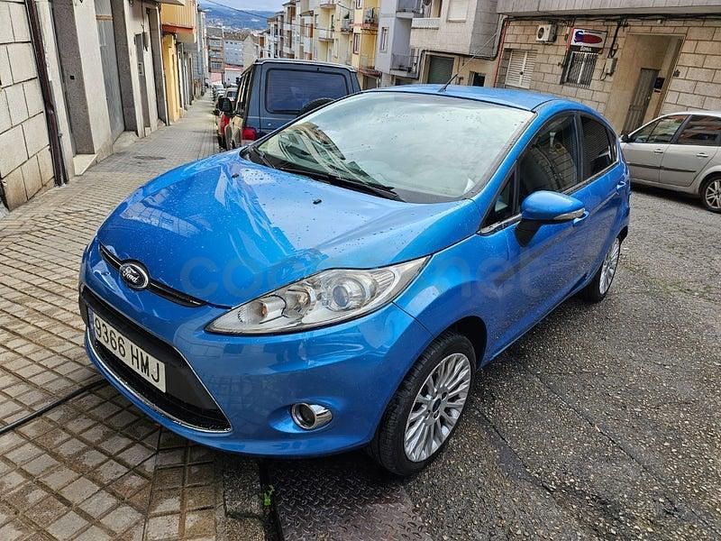 Usado Ford Fiesta Titanium 95 CV (69 kW) 2013 Azul Utilitario