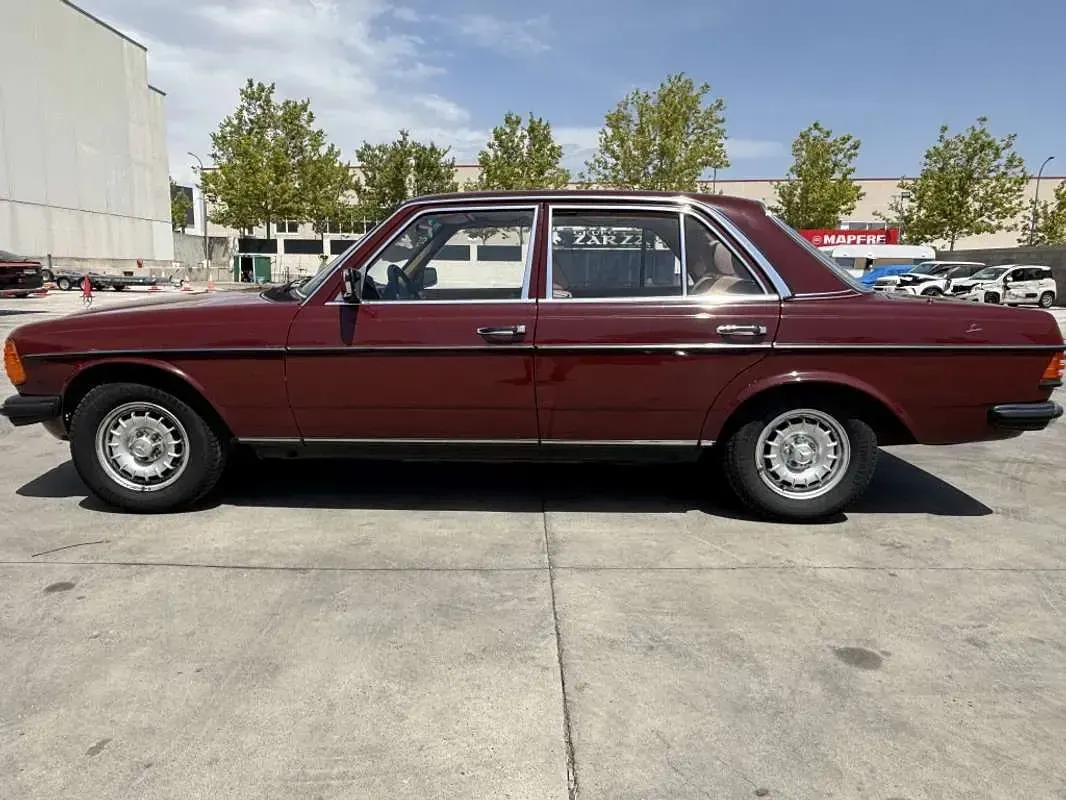 Usado Mercedes 230 136 CV (100 kW) 1984 Rojo Berlina