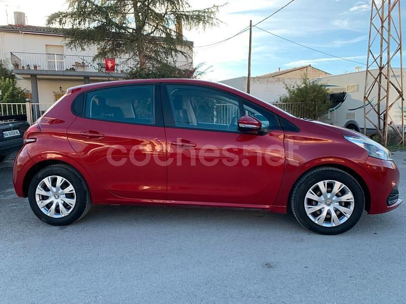 Usado Peugeot 208 Active 100 CV (73 kW) 2015 Granate Utilitario