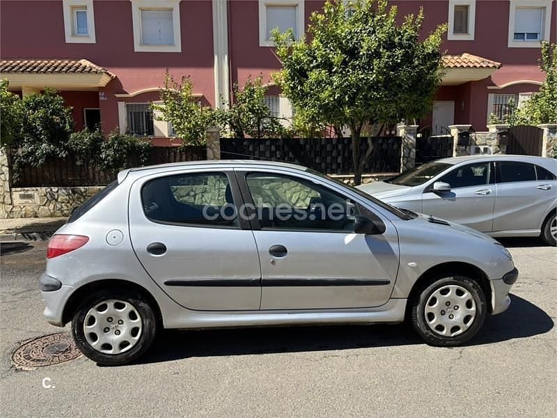 Usado Peugeot 206 70 CV (51 kW) 2002 Gris / plata Berlina