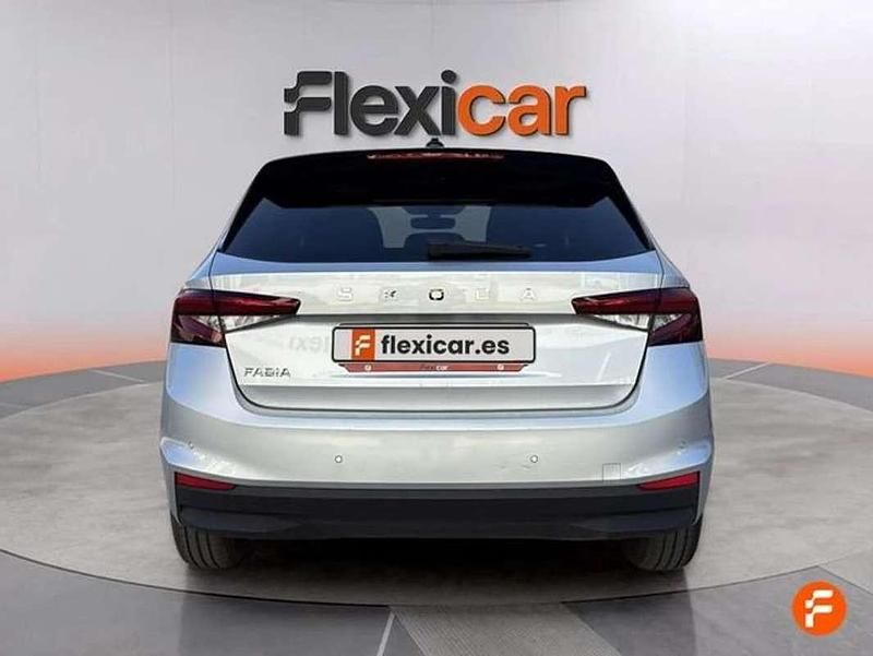 Usado Skoda Fabia 95 CV (69 kW) 2025 Gris Utilitario
