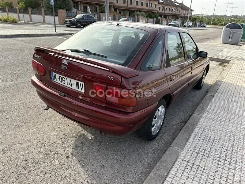 Usado Ford Escort 70 CV (51 kW) 1998 Granate Berlina