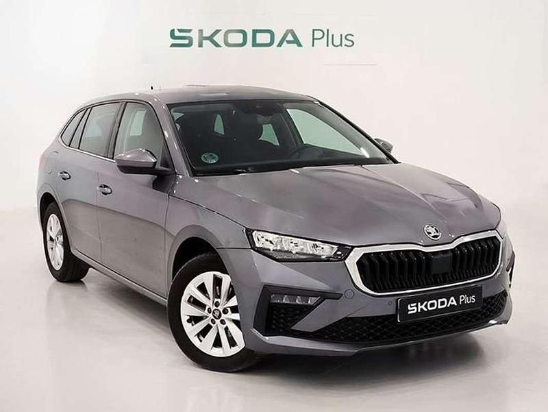 Gris Usado 2025 Skoda Scala Sport Utilitario | 21.480 € (Un poco caro) - Imagen 1/4