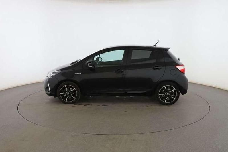 Usado Toyota Yaris Hybrid 101 CV (74 kW) 2018 Negro Berlina