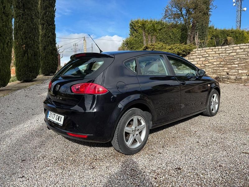 Usado Seat Leon 90 CV (66 kW) 2010 Negro Utilitario
