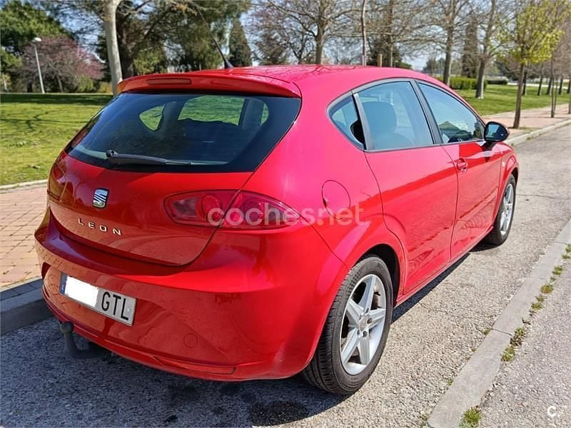 Usado Seat Leon Reference 90 CV (66 kW) 2010 Rojo Utilitario